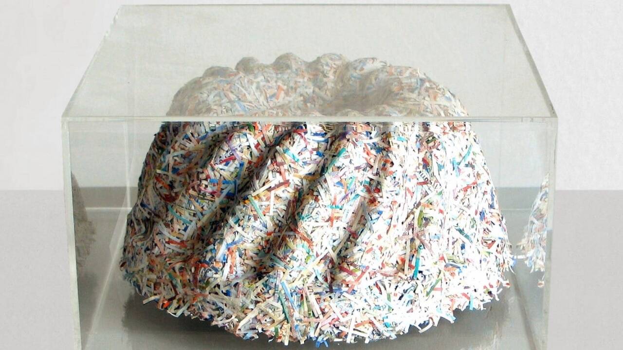 Ingrid Pitzer, Geldkuchen, 2001, Original-Banknoten geschreddert, gepresst, Plexiglas, 9 x Ø 20 cm © Sammlung Haupt, Berlin.  Ingrid Pitzer, Geldkuchen, 2001, Original-Banknoten geschreddert, gepresst, Plexiglas, 9 x Ø 20 cm © Sammlung Haupt, Berlin.