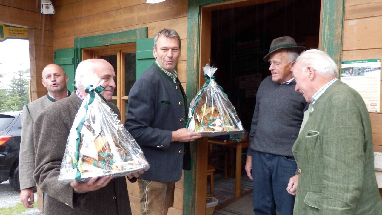 Die beiden Mautkassiere Andreas Waldmann sen. und Willi Struber sen. erhielten zum Abschied noch ein Geschenk: Eine Mauthütte aus Marzipan.  