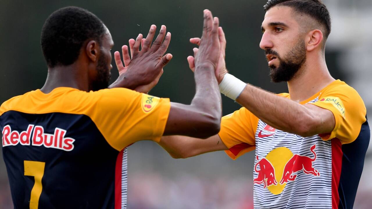 Ray Yabo und Munas Dabbur feiern.  
