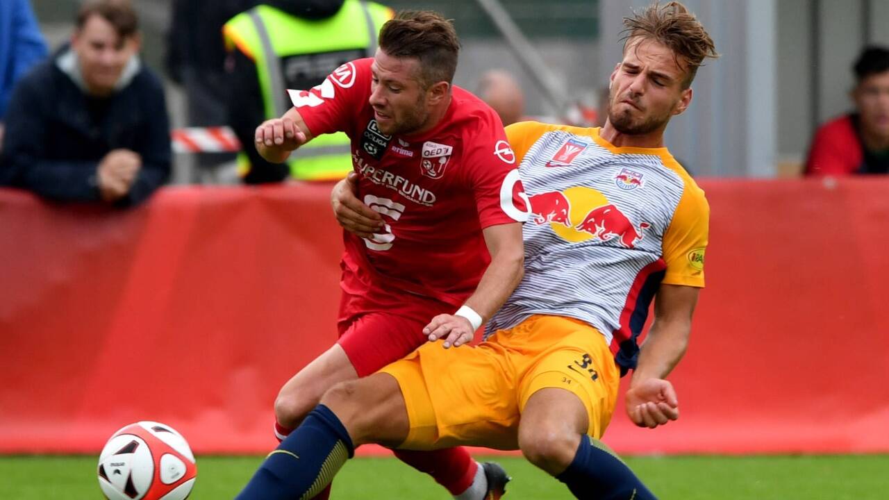 Ray Yabo und Munas Dabbur feiern.  