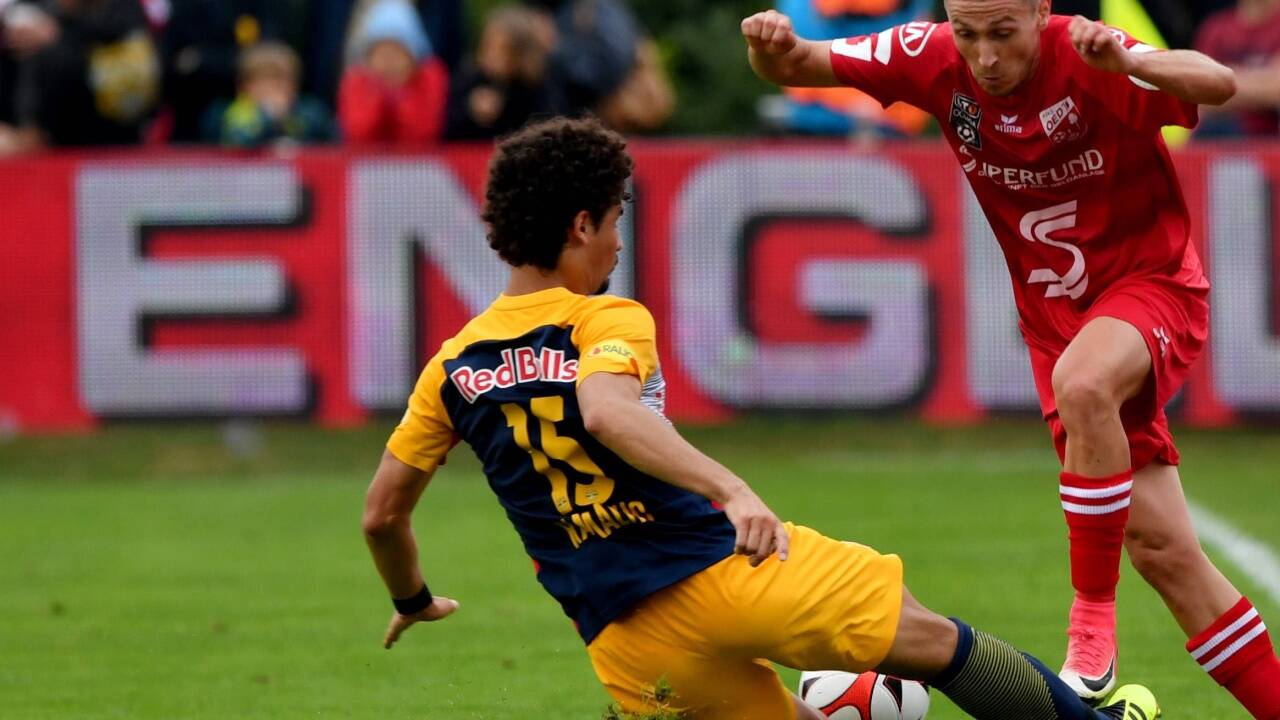 Ray Yabo und Munas Dabbur feiern.  