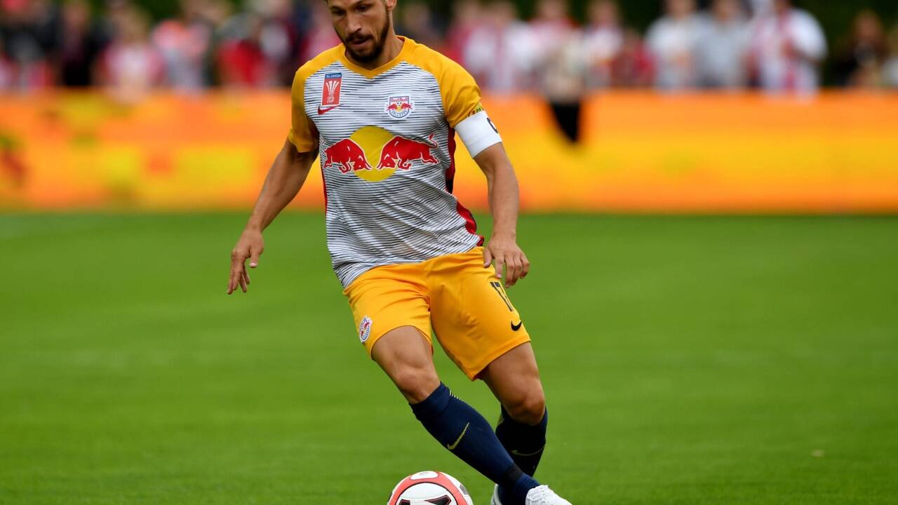 Ray Yabo und Munas Dabbur feiern.  