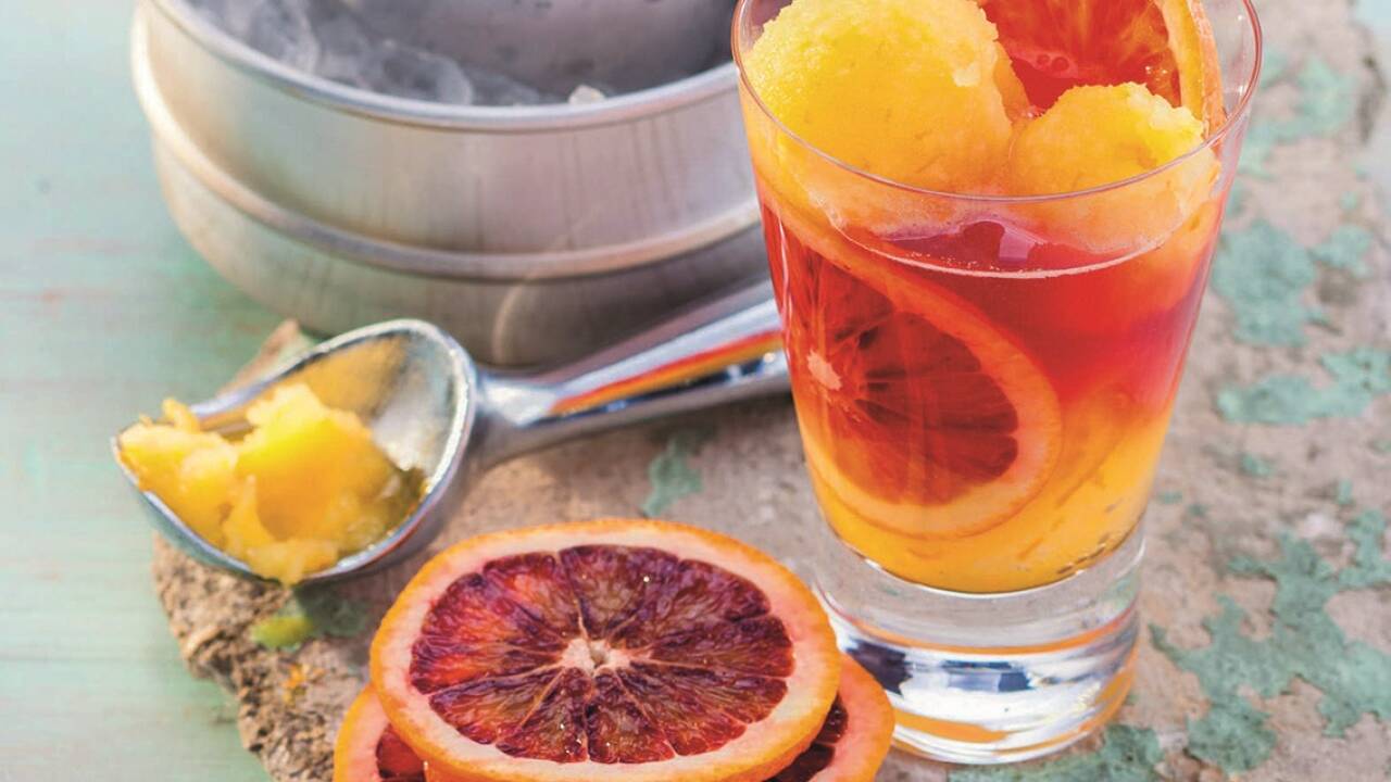 Der Campari mit Orangensorbet ist genau der richtige Cocktail für heiße Sommertage. 
