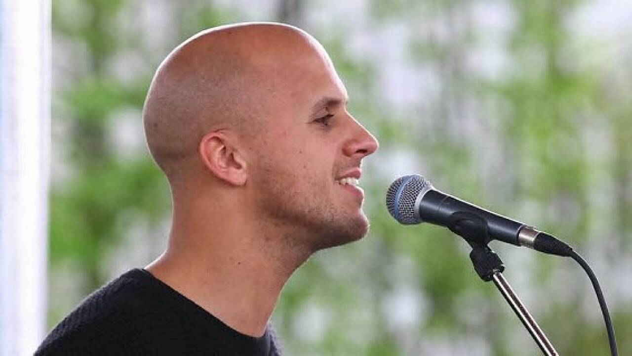 Milow zu Gast in Oberndorf: Ein Superstar im Schulhof