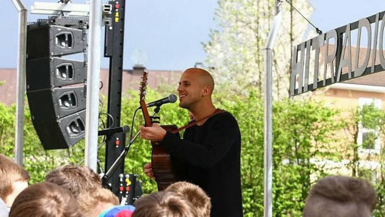 Milow zu Gast in Oberndorf: Ein Superstar im Schulhof