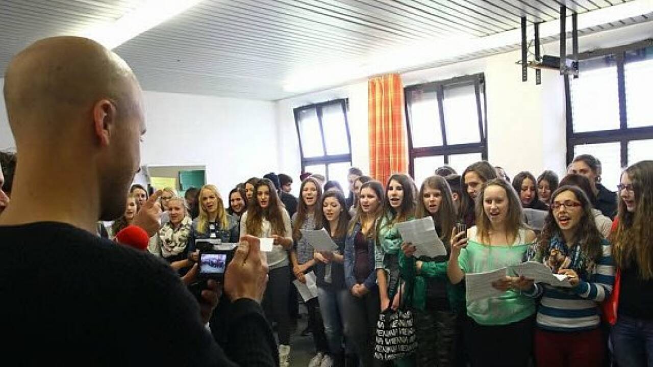 Milow zu Gast in Oberndorf: Ein Superstar im Schulhof