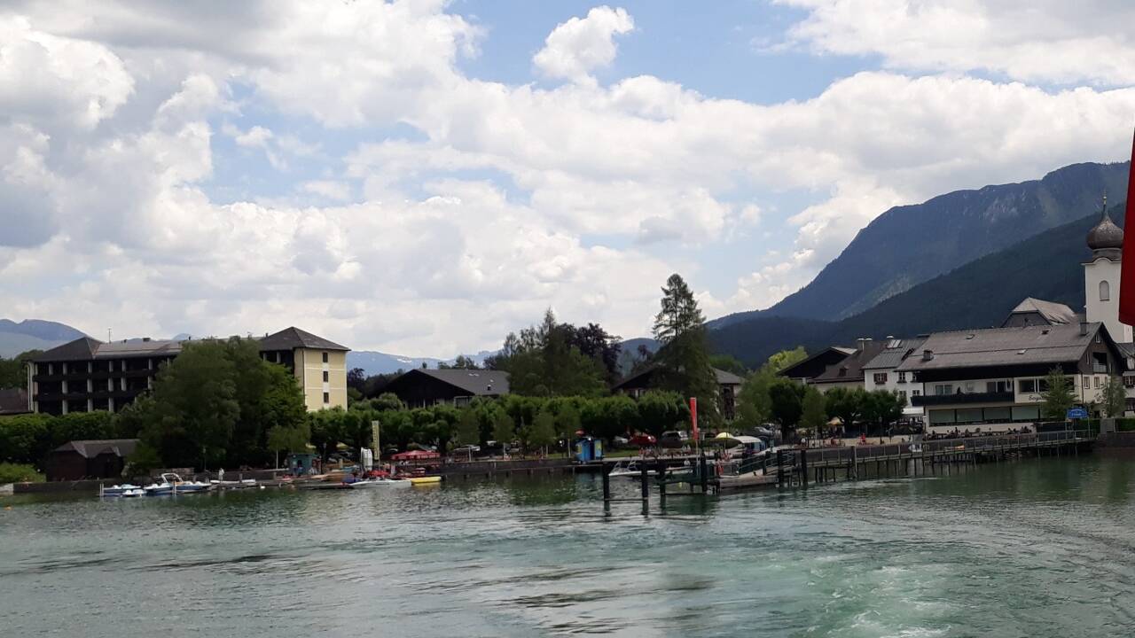 Blick vom See auf das Strobler Ortszentrum, links im Bild das ehemalige Grand Hotel.  