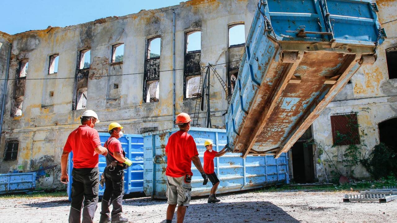 Eine Baufirma räumte den Brandschutt aus dem historischen Gebäude. 