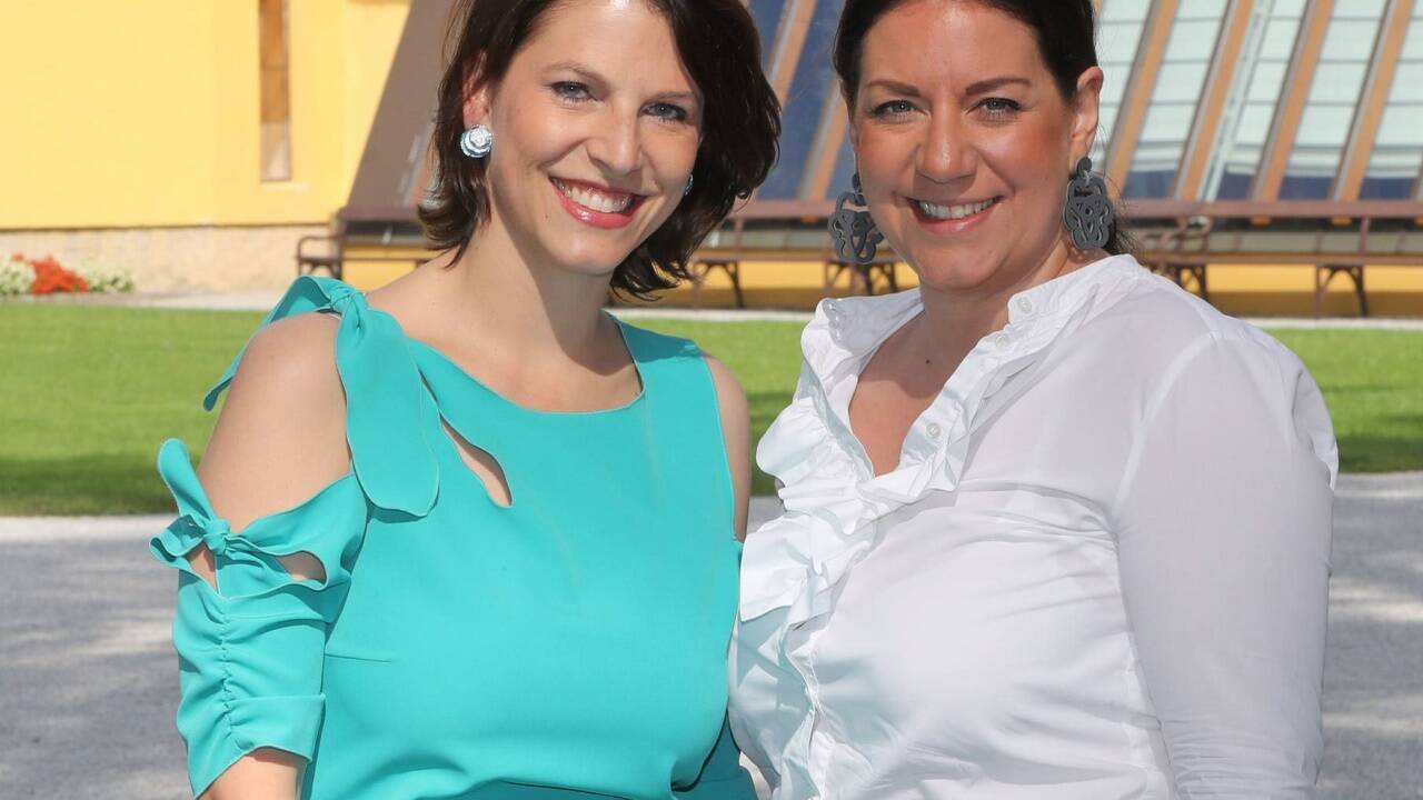 Karoline Edtstadler mit ihrer besten Freundin Karin Höllinger. Karoline Edtstadler mit ihrer besten Freundin Karin Höllinger.