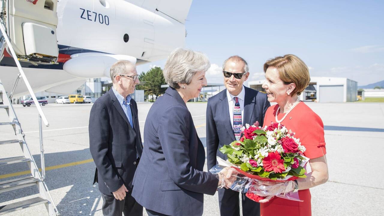 Die britische Premierministerin Theresa May bei ihrer Ankunft am Salzburger Flughafen. 