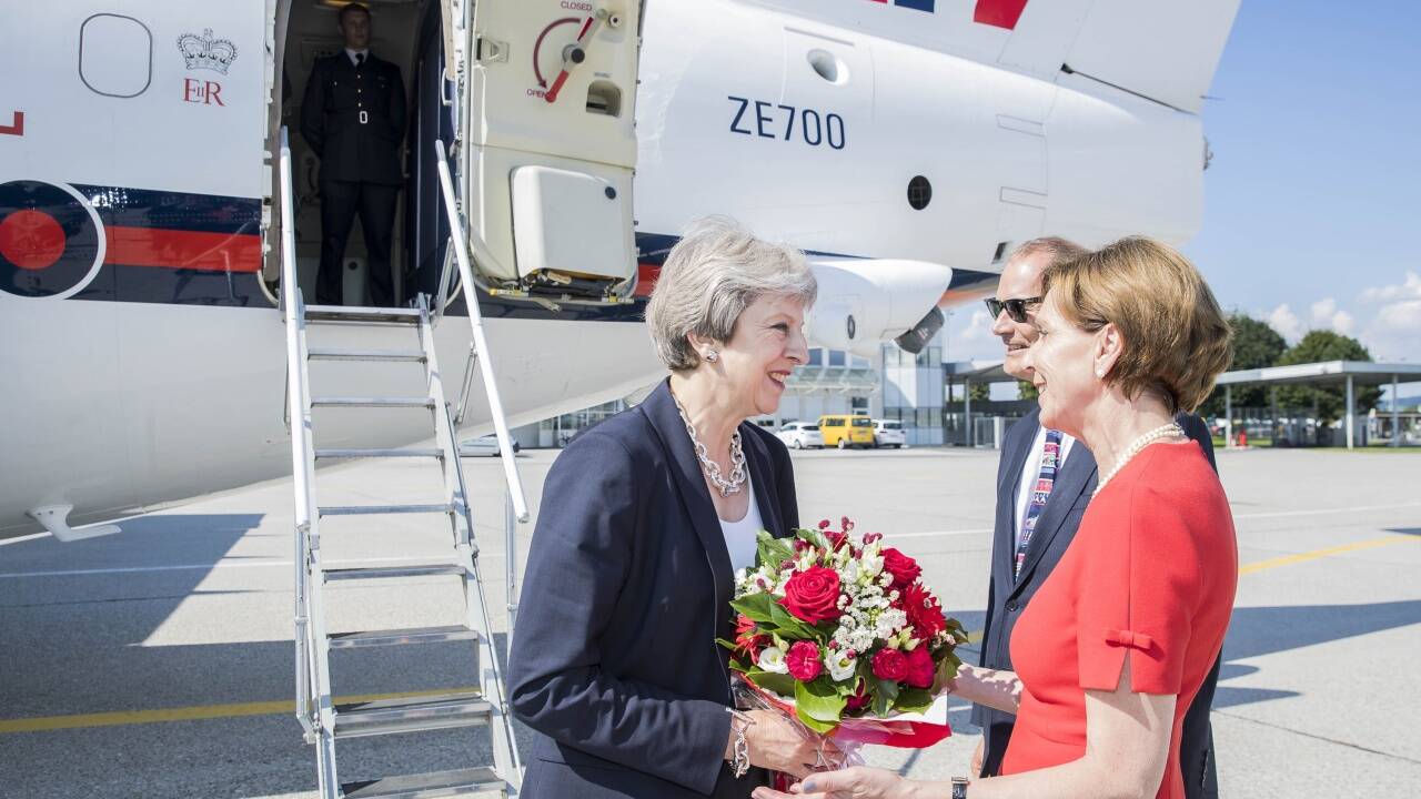 Die britische Premierministerin Theresa May bei ihrer Ankunft am Salzburger Flughafen. 