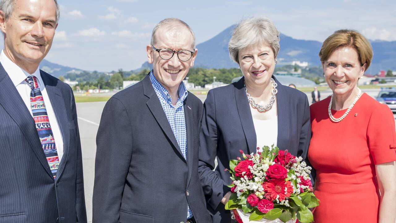 Die britische Premierministerin Theresa May bei ihrer Ankunft am Salzburger Flughafen. 