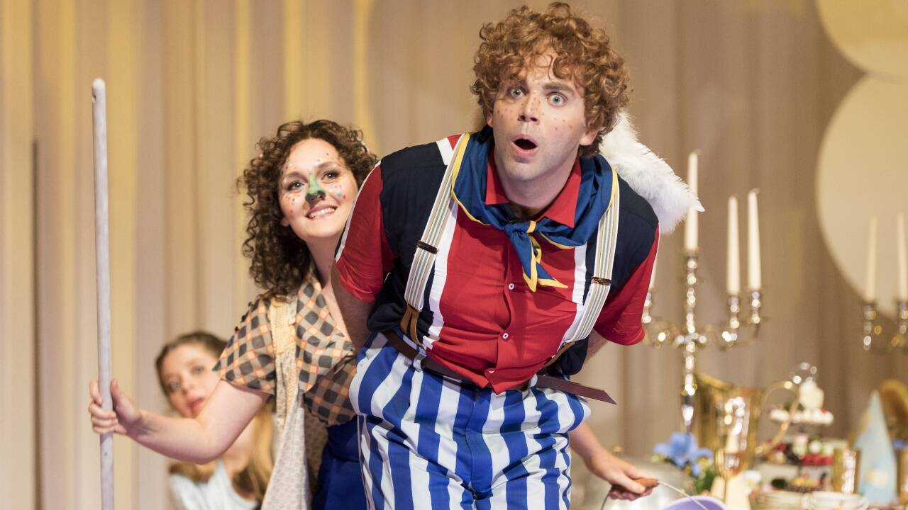 Liviu Holender als Papageno mit Carina Schmieger als Papagena. 