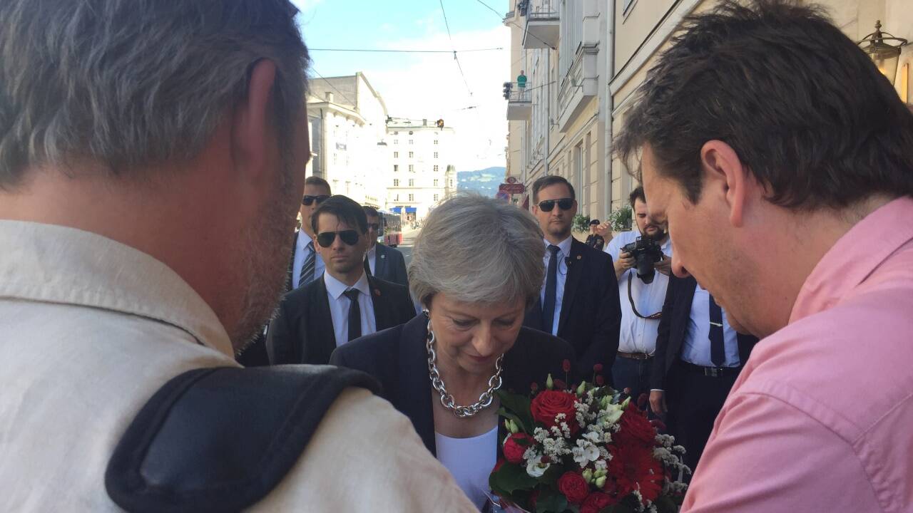 Premierministerin May widmete sich den wartenden Menschen. 
