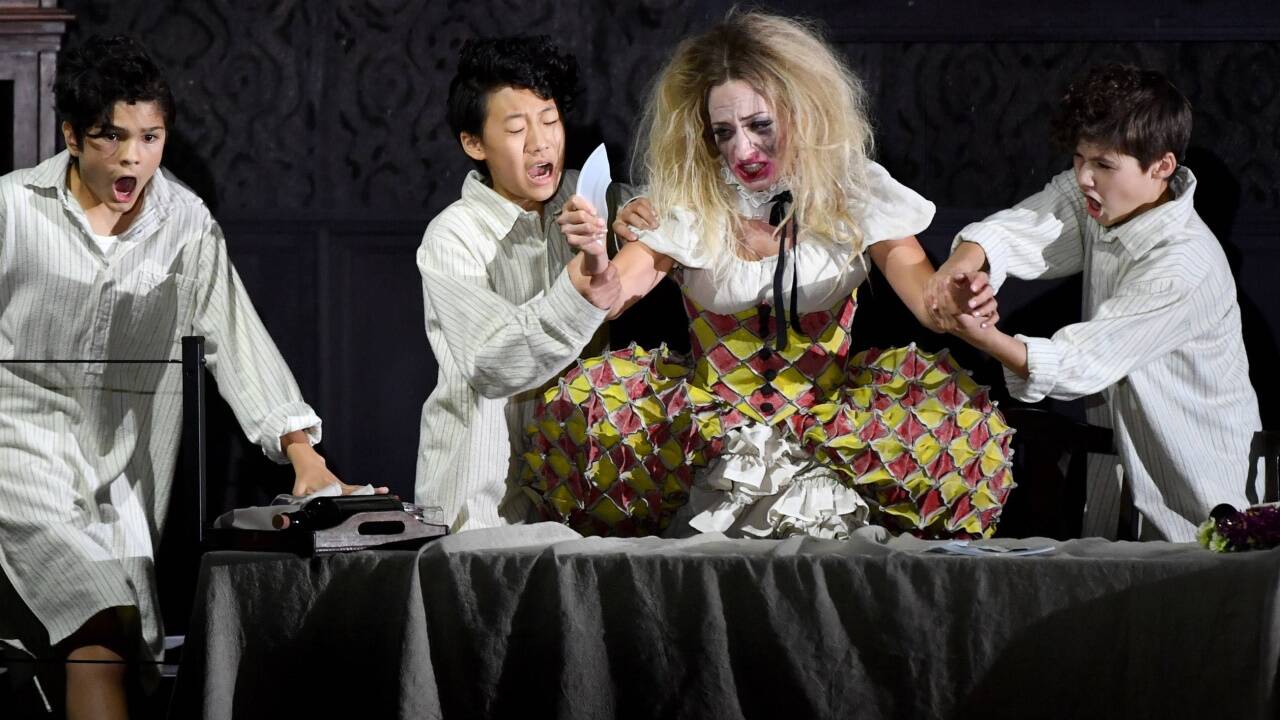 „Die Zauberflöte“ im Großen Festspielhaus bei den Salzburger Festspielen: Die drei Knaben und Christiane Karg (Pamina). 