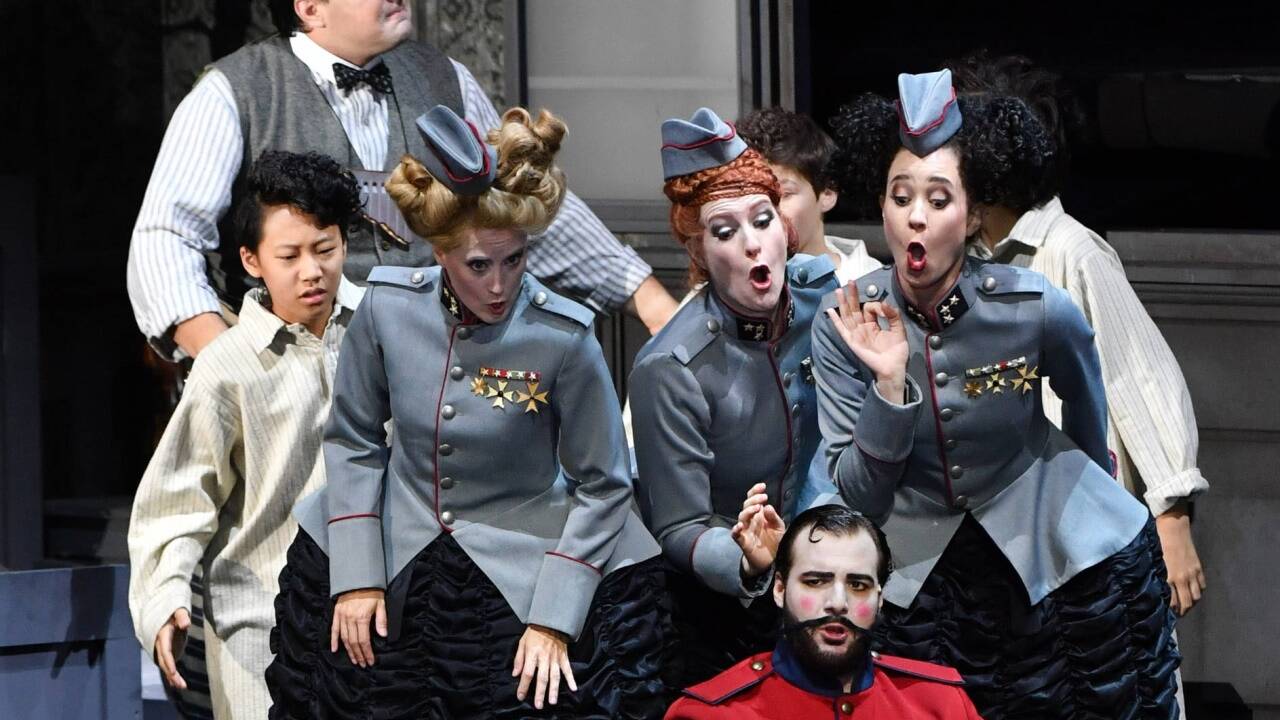 „Die Zauberflöte“ im Großen Festspielhaus bei den Salzburger Festspielen: Adam Plachetka (Papageno), llse Eerens, Paula Murrihy, Geneviève King (die drei Damen) und Mauro Peter (Tamino). 