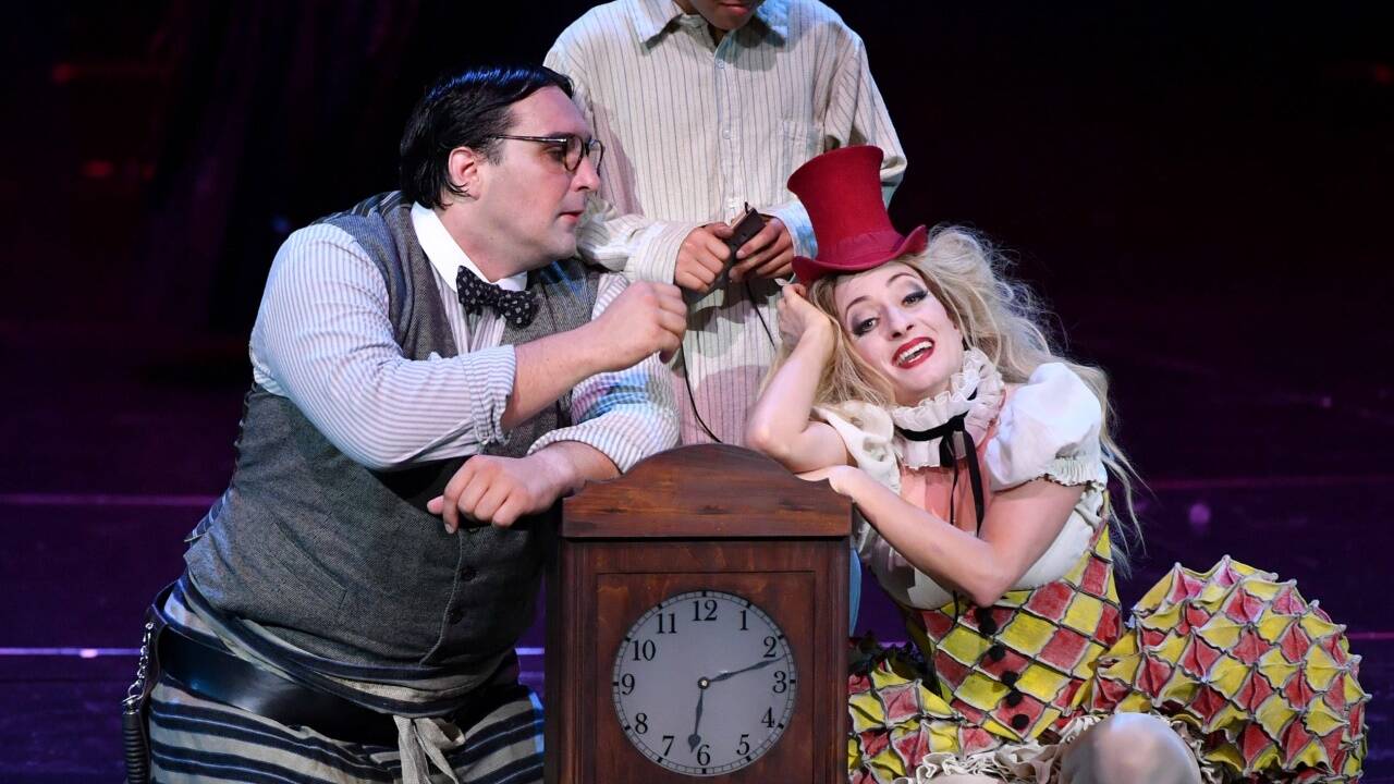 „Die Zauberflöte“ im Großen Festspielhaus bei den Salzburger Festspielen: Adam Plachetka (Papageno), ein Sängerknabe und Christiane Karg (Pamina). 