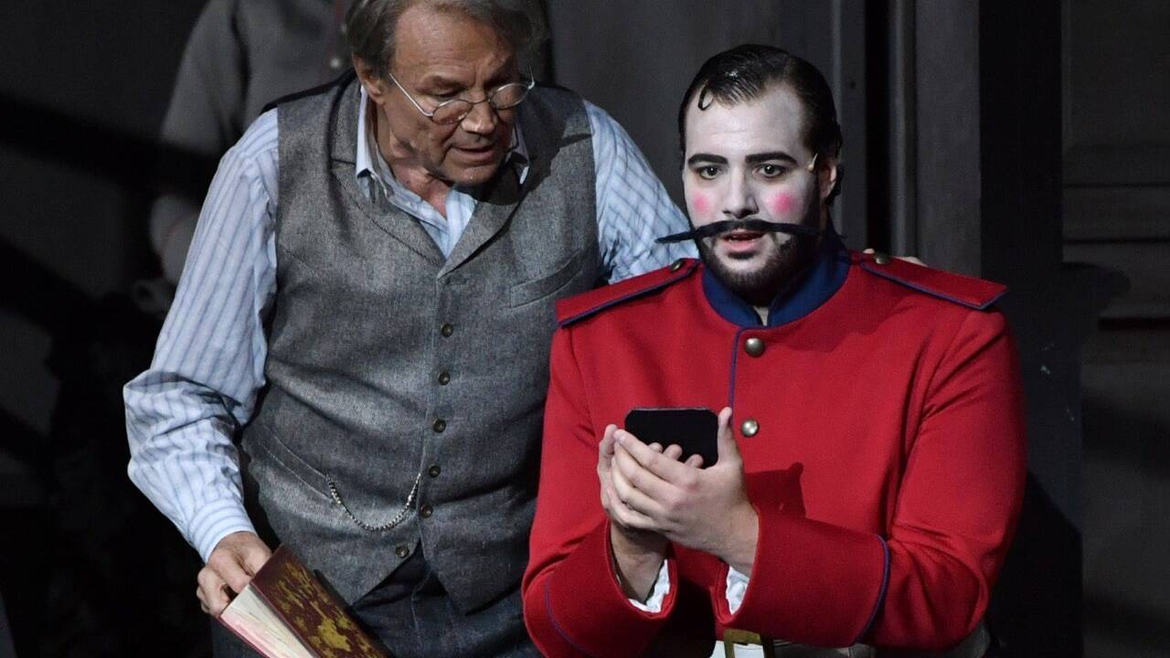 „Die Zauberflöte“ im Großen Festspielhaus bei den Salzburger Festspielen: Klaus Maria Brandauer (Großvater) und Mauro Peter (Tamino). 
