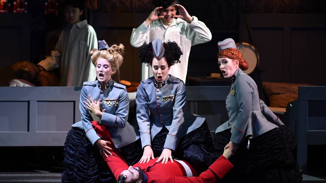 „Die Zauberflöte“ im Großen Festspielhaus bei den Salzburger Festspielen: lse Eerens, Paula Murrihy, Geneviève King (die drei Damen) und Mauro Peter (Tamino). 