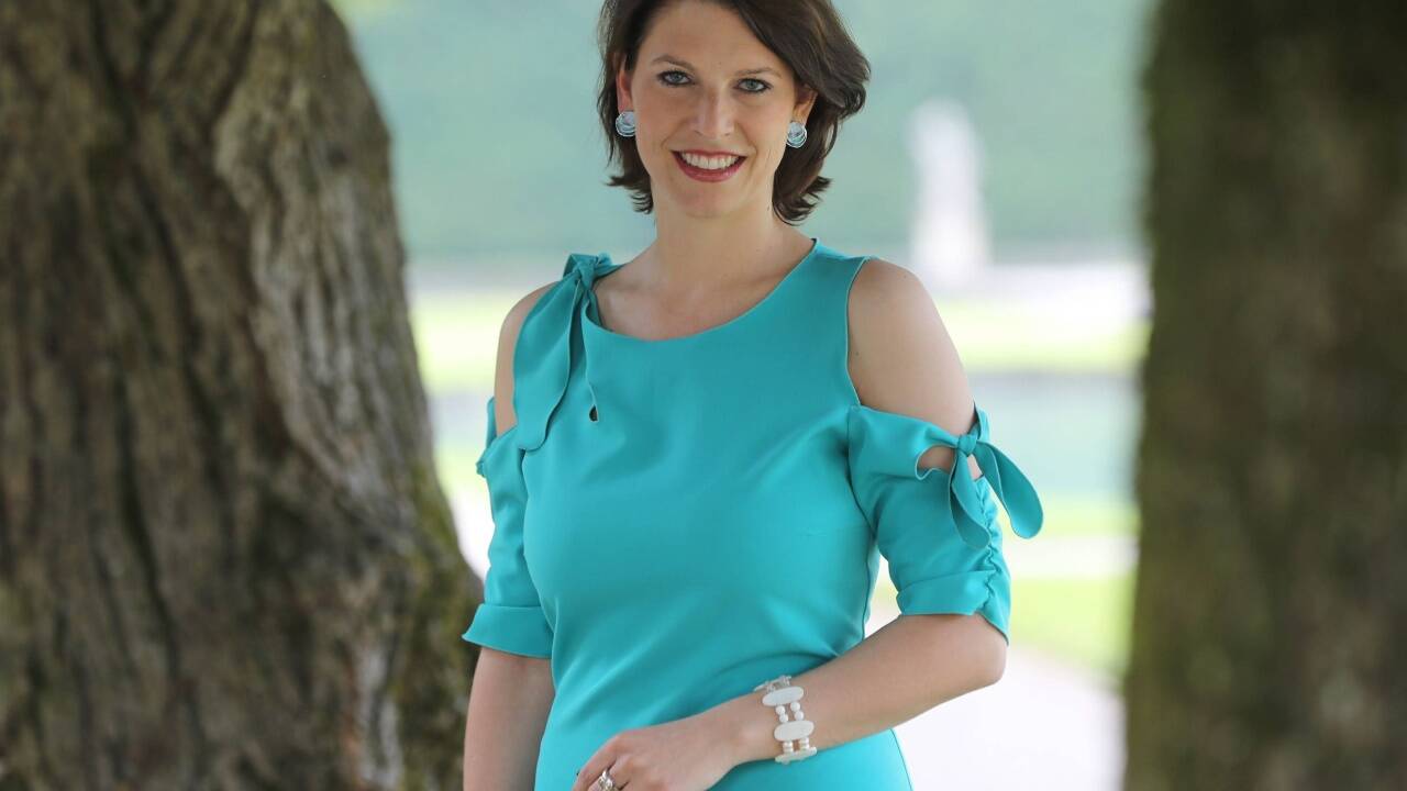 Karoline Edtstadler im Park von Schloss Hellbrunn, mit dem sie viele Erinnerungen verbindet. Karoline Edtstadler im Park von Schloss Hellbrunn, mit dem sie viele Erinnerungen verbindet.