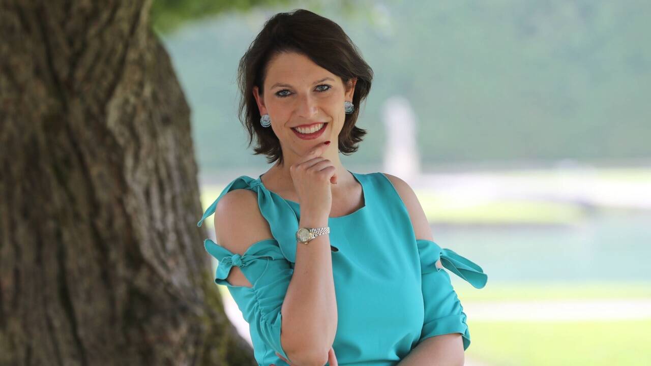 Karoline Edtstadler im Park von Schloss Hellbrunn, mit dem sie viele Erinnerungen verbindet. Karoline Edtstadler im Park von Schloss Hellbrunn, mit dem sie viele Erinnerungen verbindet.
