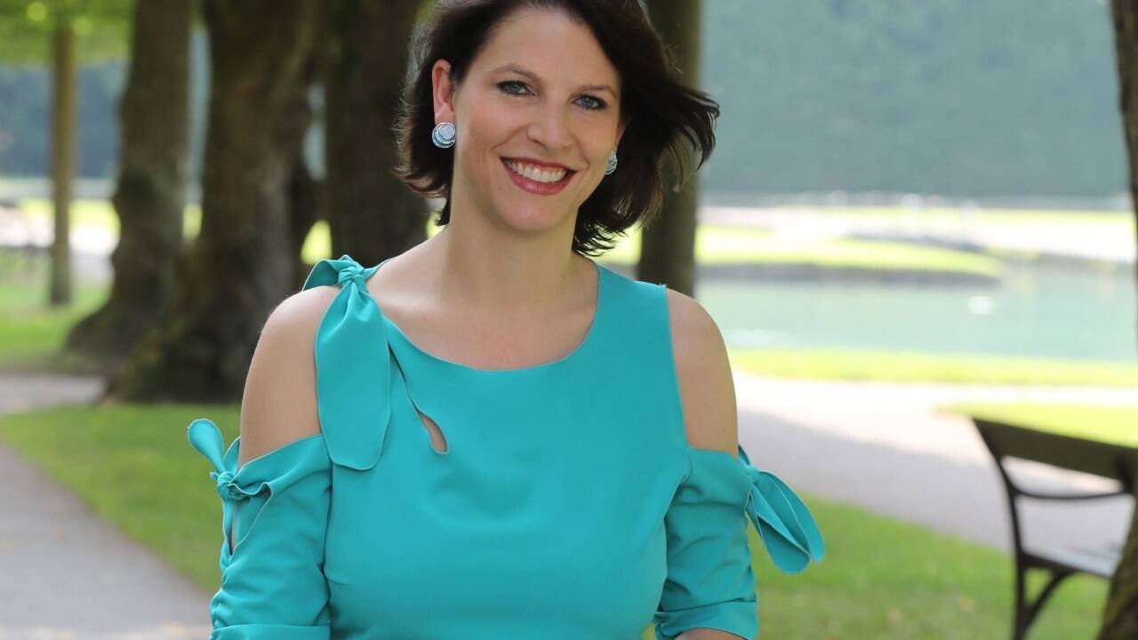 Karoline Edtstadler im Park von Schloss Hellbrunn, mit dem sie viele Erinnerungen verbindet. Karoline Edtstadler im Park von Schloss Hellbrunn, mit dem sie viele Erinnerungen verbindet.