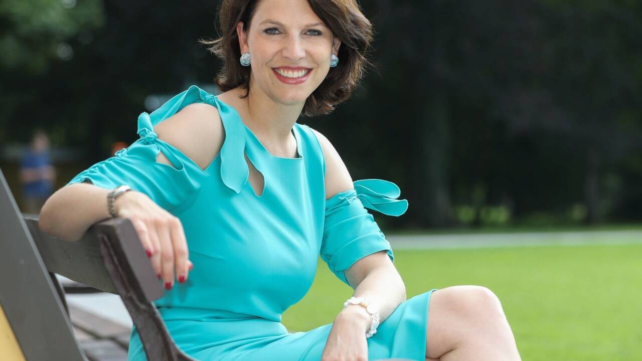 Karoline Edtstadler im Park von Schloss Hellbrunn, mit dem sie viele Erinnerungen verbindet. Karoline Edtstadler im Park von Schloss Hellbrunn, mit dem sie viele Erinnerungen verbindet.