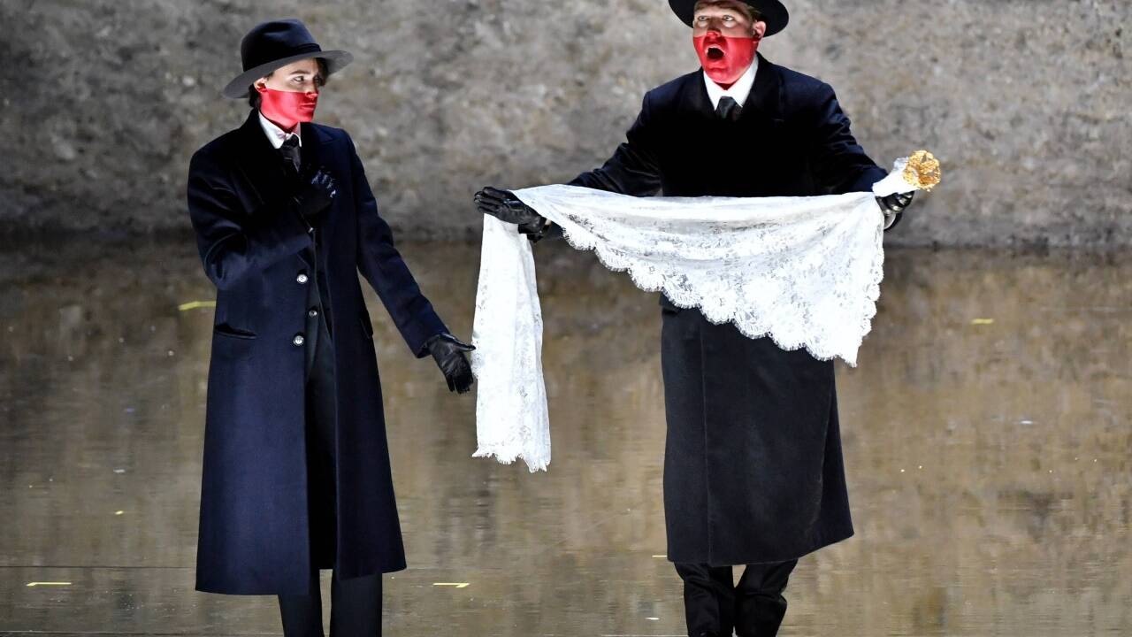 „Salome“ in der Felsenreitschule bei den Salzburger Festspielen: Avery Amereau (Page der Heroidas), Julian Pregardien (Narraboth). „Salome“ in der Felsenreitschule bei den Salzburger Festspielen: Avery Amereau (Page der Heroidas), Julian Pregardien (Narraboth).