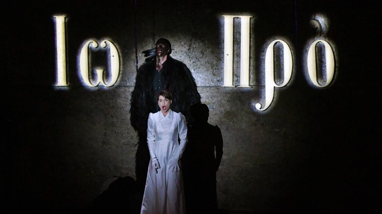 „Salome“ in der Felsenreitschule bei den Salzburger Festspielen: Asmik Grigorian (Salome), Gabor Bretz (Jochanaan). „Salome“ in der Felsenreitschule bei den Salzburger Festspielen: Asmik Grigorian (Salome), Gabor Bretz (Jochanaan).