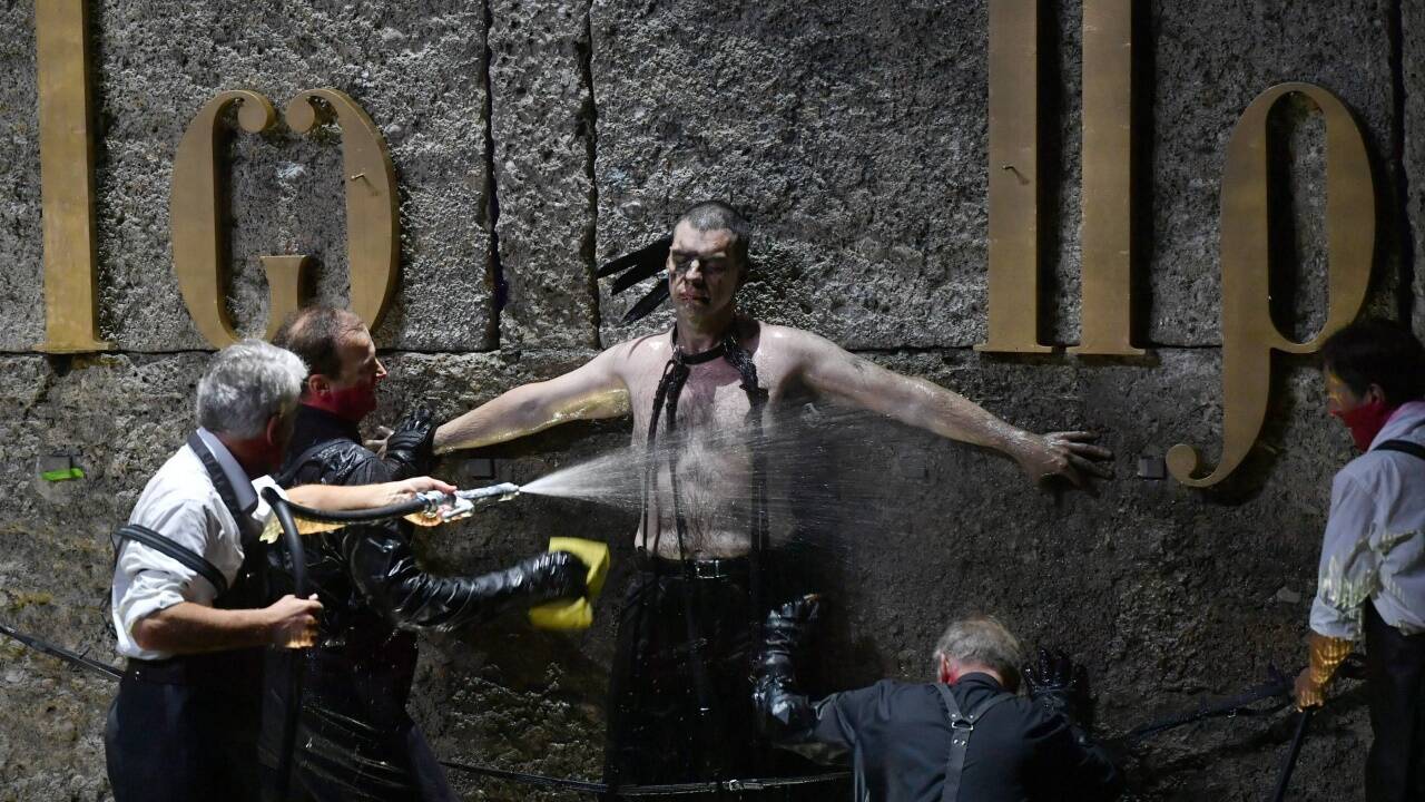 „Salome“ in der Felsenreitschule bei den Salzburger Festspielen: Gabor Bretz (Jochanaan). „Salome“ in der Felsenreitschule bei den Salzburger Festspielen: Gabor Bretz (Jochanaan).