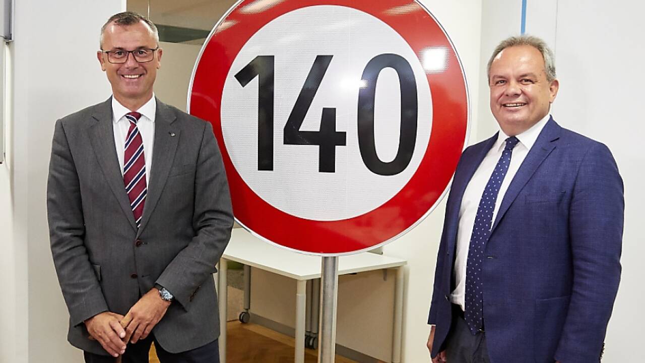 Verkehrsminister Norbert Hofer (l./FPÖ) und Asfinag-Geschäftsführer Josef Fiala am Dienstag, 24. Juli 2018, im Rahmen der Pressekonferenz 'Pilotprojekt Tempo 140' in Wien. 