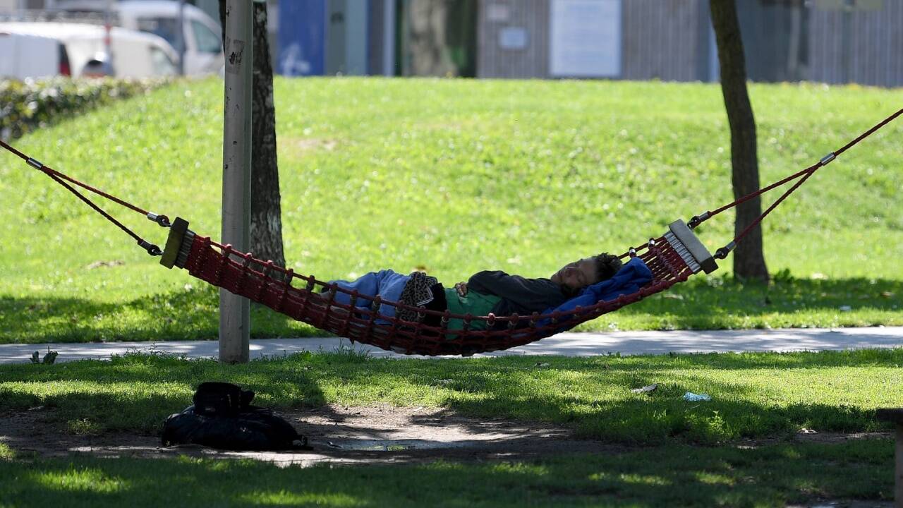 Im Schatten zu liegen ist eigentlich ganz angenehm – dieser Mann hat es sich in einer Hängematte in einem Wiener Park gemütlich gemacht. 