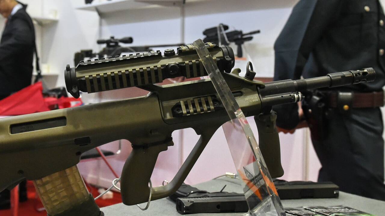 Internationaler Verkaufsschlager: Das Steyr Armee Universal Gewehr (AUG) in der Version A3, hier zu sehen als Ausstellungsstück bei einer Interpol-Konferenz in Singapur (14. April 2015). 