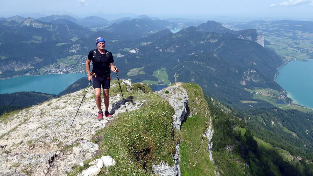 Drei Seen auf einen Schafberg-Gipfel-Blick: Wolfgangsee, Fuschlsee und Mondsee (von links).  