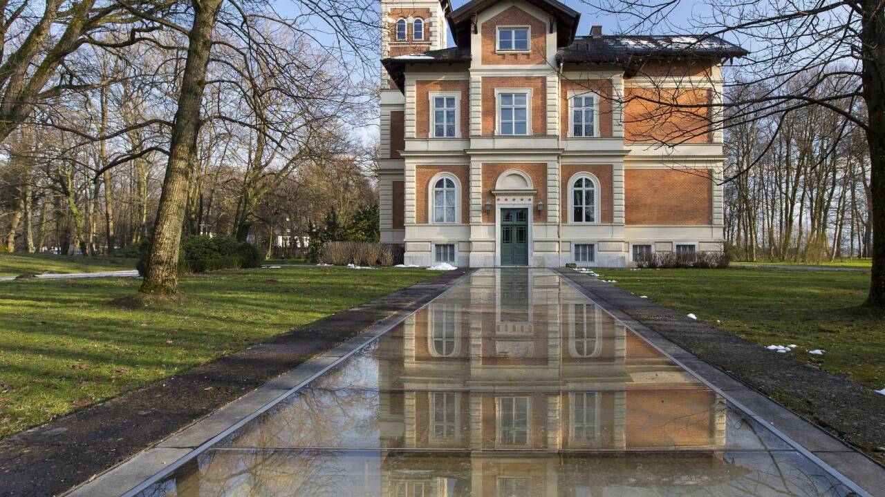 Die Villa liegt in einem drei Hektar großen Park.  