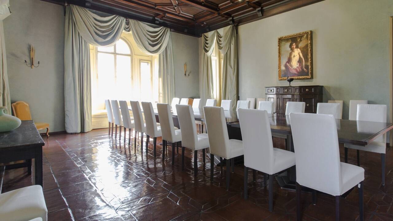 Das Speisezimmer bietet Platz für viele Gäste. 