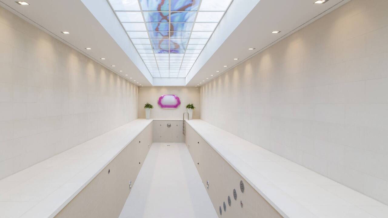 Das Hallenbad im Wellnessbereich verfügt über Tageslicht. 