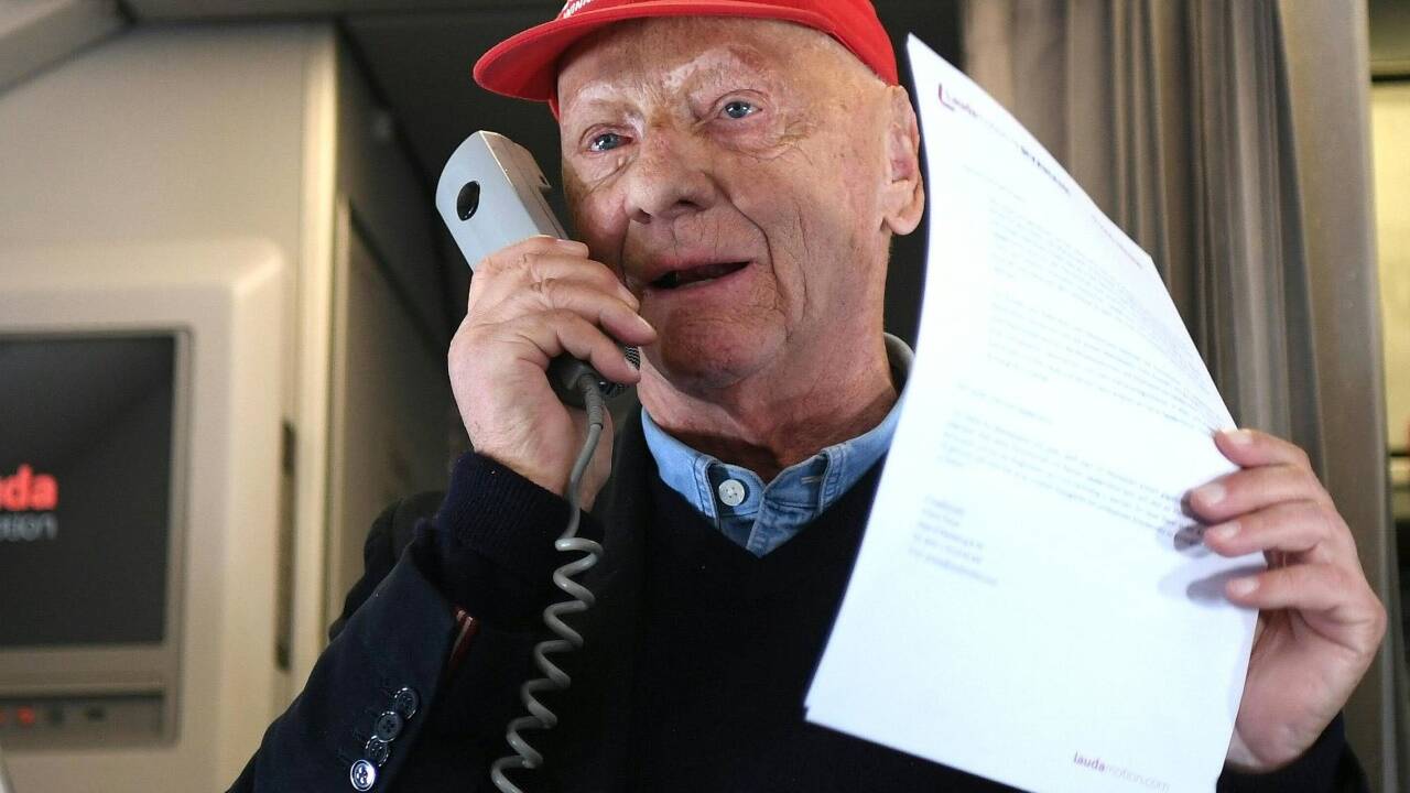 Lauda im März 2018 in einem Flugzeug der Laudamotion anlässlich eines 'Testfluges' nach Düsseldorf am Flughafen Schwechat.  