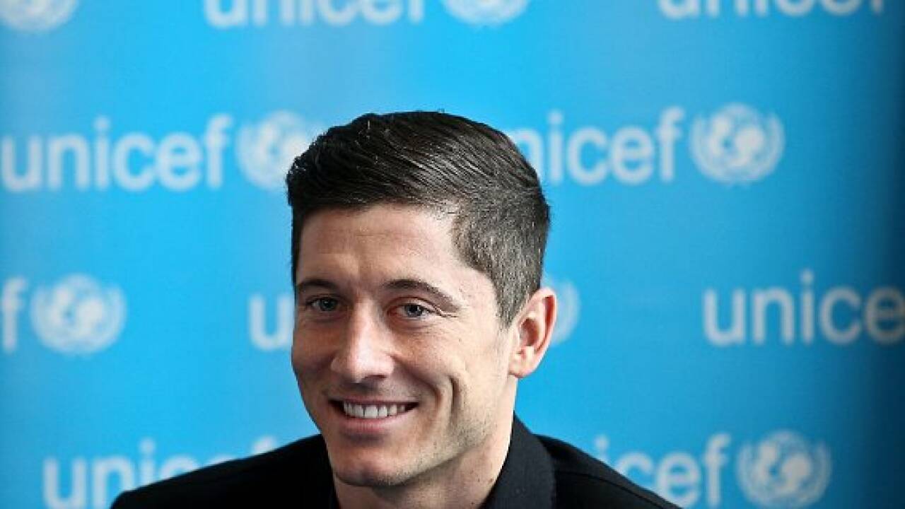 Fußballstar Lewandowski setzt sich für Kinder ein