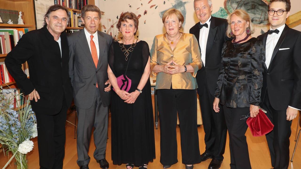 Alle tummelten sich um die Kanzlerin. Im Bild von links: Festspielintendant Markus Hinterhäuser, Joachim Sauer, Helga Rabl-Stadler, Angela Merkel, Martin Bartenstein mit Ehefrau Ilse und Lukas Crepaz, der kaufmännische Leiter der Festspiele.  Alle tummelten sich um die Kanzlerin. Im Bild von links: Festspielintendant Markus Hinterhäuser, Joachim Sauer, Helga Rabl-Stadler, Angela Merkel, Martin Bartenstein mit Ehefrau Ilse und Lukas Crepaz, der kaufmännische Leiter der Festspiele.