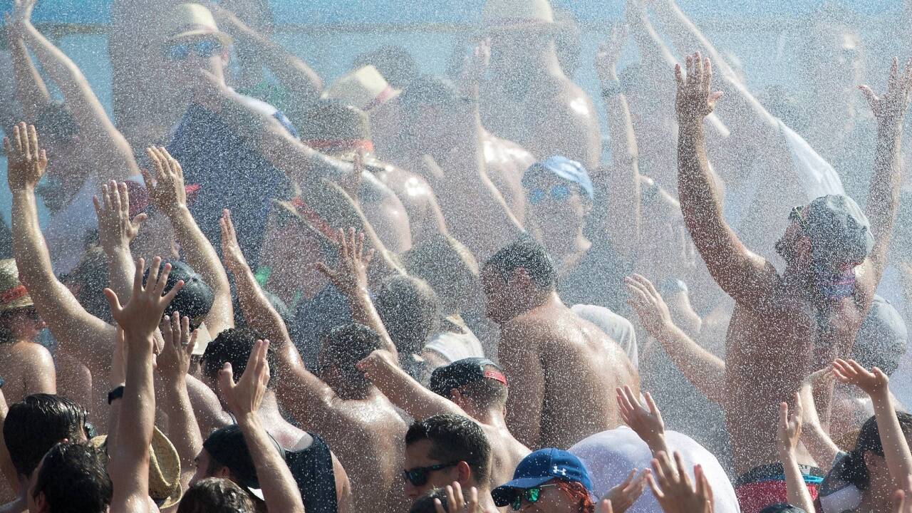 Abkühlung von oben – das Wasser kam hier beim Beachvolleyball-Turnier in Wien aber aus Schläuchen, nicht aus Wolken. 