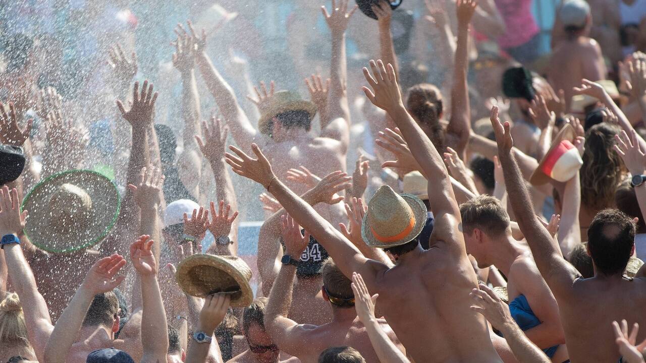 Abkühlung von oben – das Wasser kam hier beim Beachvolleyball-Turnier in Wien aber aus Schläuchen, nicht aus Wolken. 