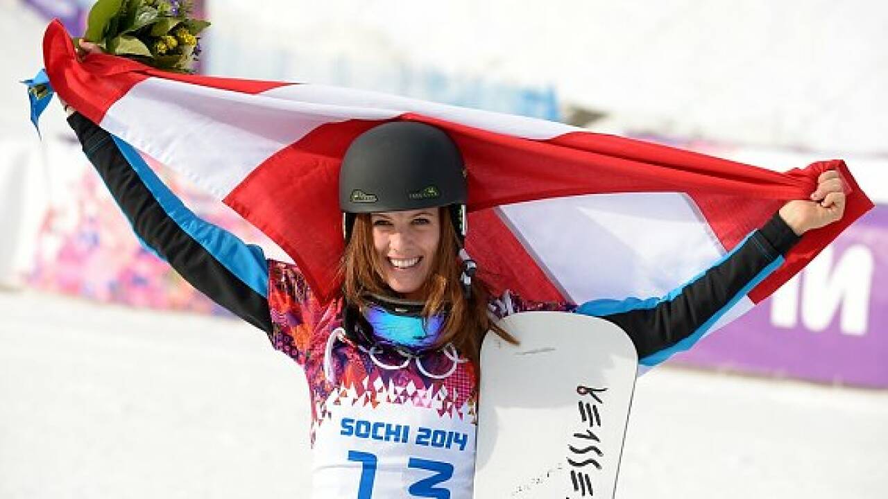 Julia Dujmovits Fahnenträgerin bei Schlussfeier