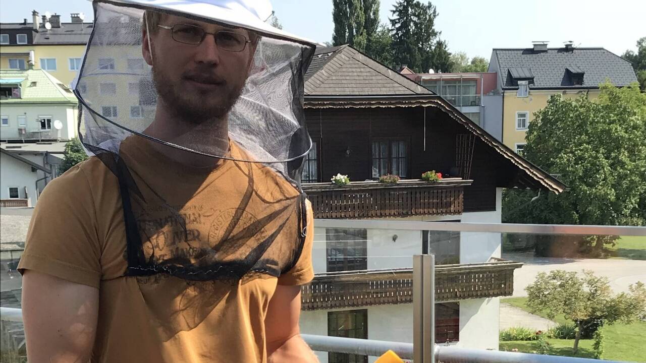 Andreas Ortner mit Wachs, das seine Bienen produziert haben. Gleich drei Mal wurde er beim Besuch der Stadt Nachrichten in die Hand gestochen.  