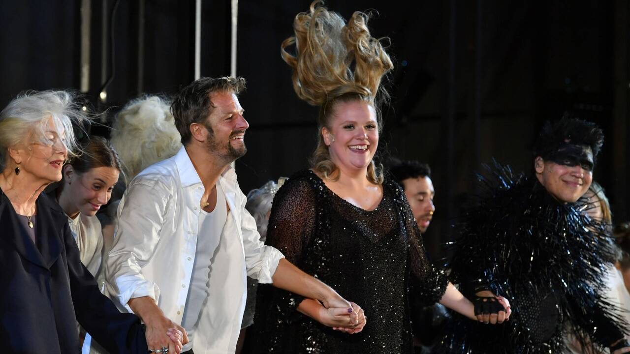 Philipp Hochmair gab am Donnerstagabend sein Debut als Jedermann der Salzburger Festspiele auf dem Domplatz. 