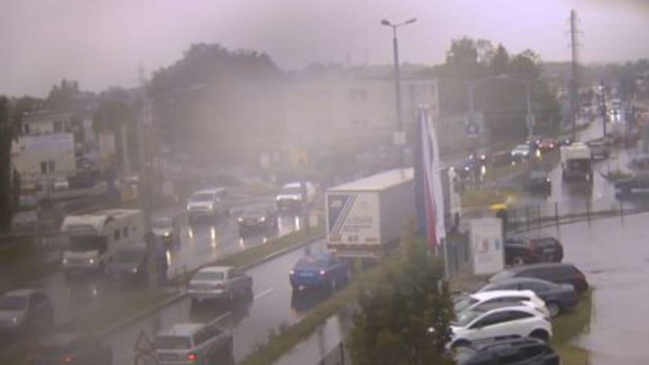 Die Verkehrskamera an der Münchner Bundesstraße zeigt den dichten Verkehr in Richtung Stadt Salzburg. 