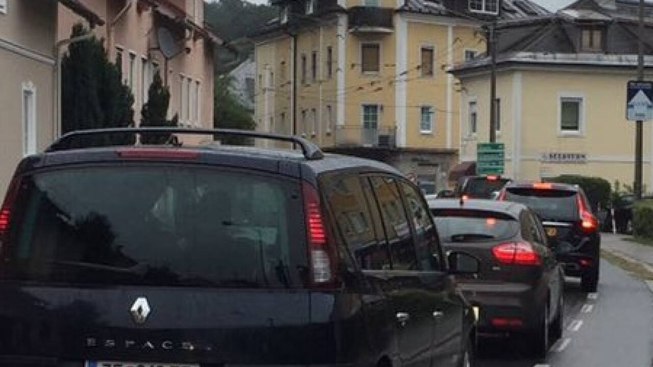 Stau in der Maxglaner Hauptstraße. 