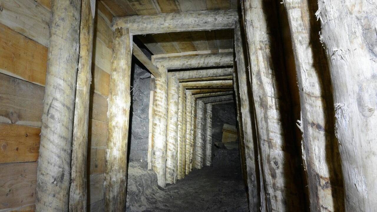 Aus 88 Fundstellen wurden 16 Orte für Sanierungsarbeiten ausgesucht. Hier sieht man den Zugang zur Fundstelle Enderwerk nach der Sanierung. Die Fundstelle liegt in der Nische an der linken Stollenwand. 