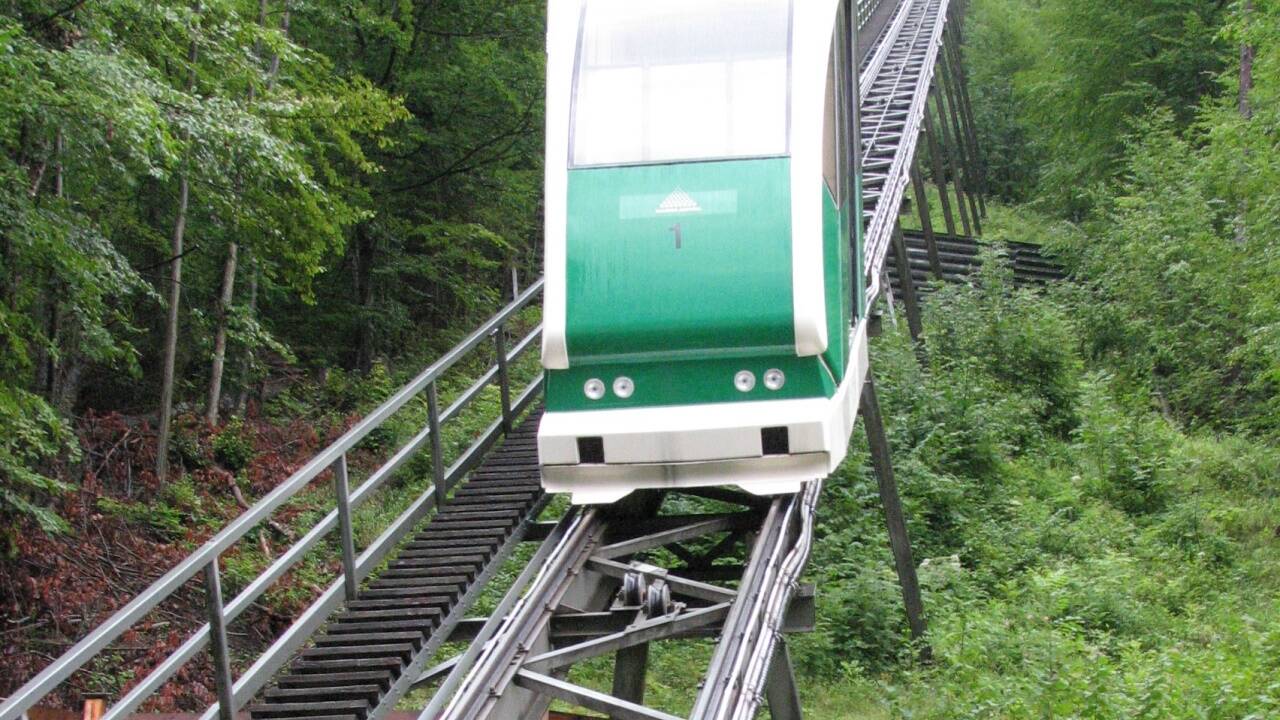 Mit der Bahn geht es hinauf ins Hochtal. 