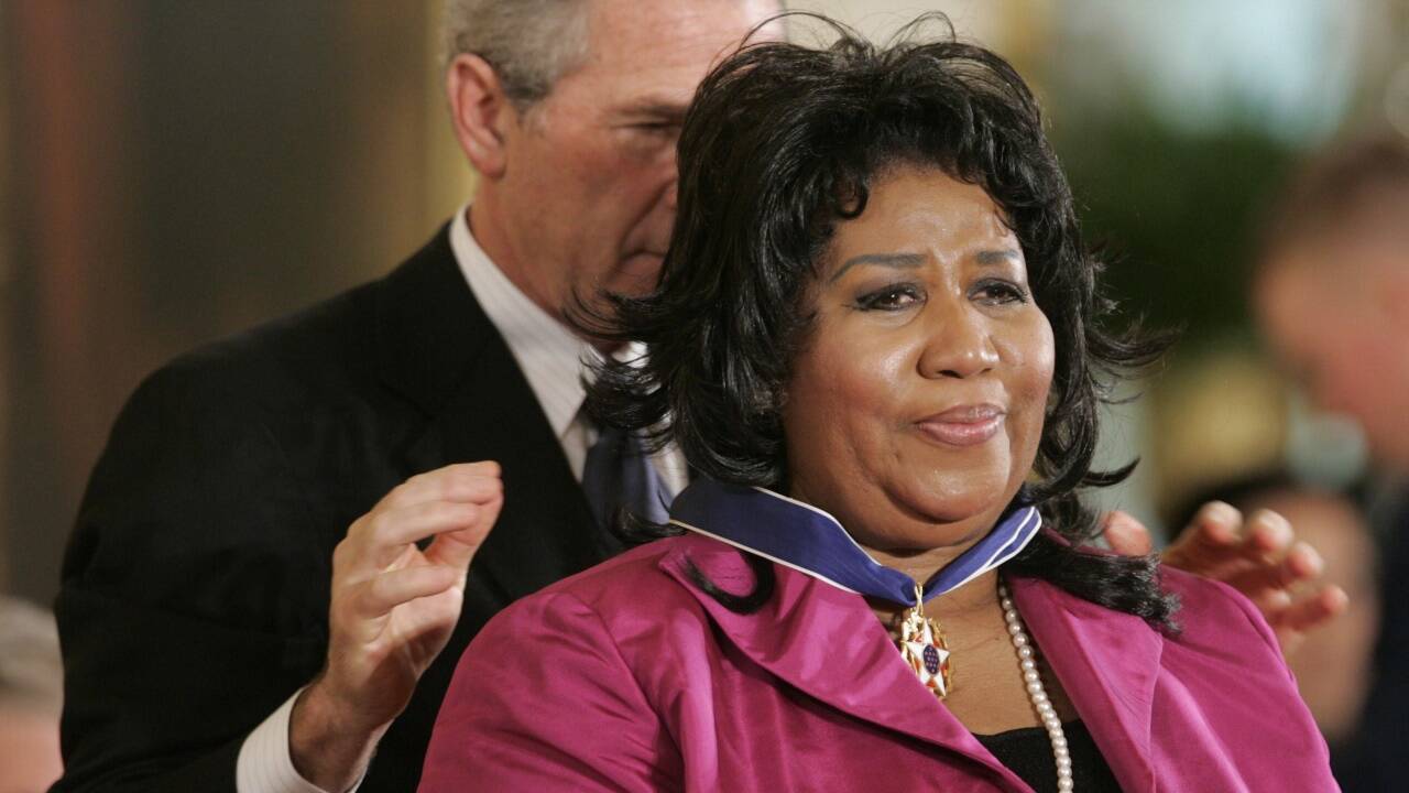 Alt-US-Präsident George W. Bush überreichte Aretha Franklin 2005 den „Presidential Medal of Freedom Award“. 